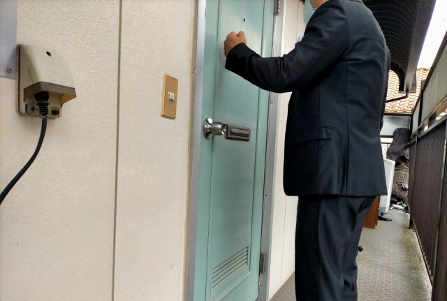 訪問する男性